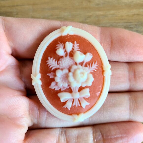 Vintage Avon signed Cameo floral brooch. - Picture 1 of 3